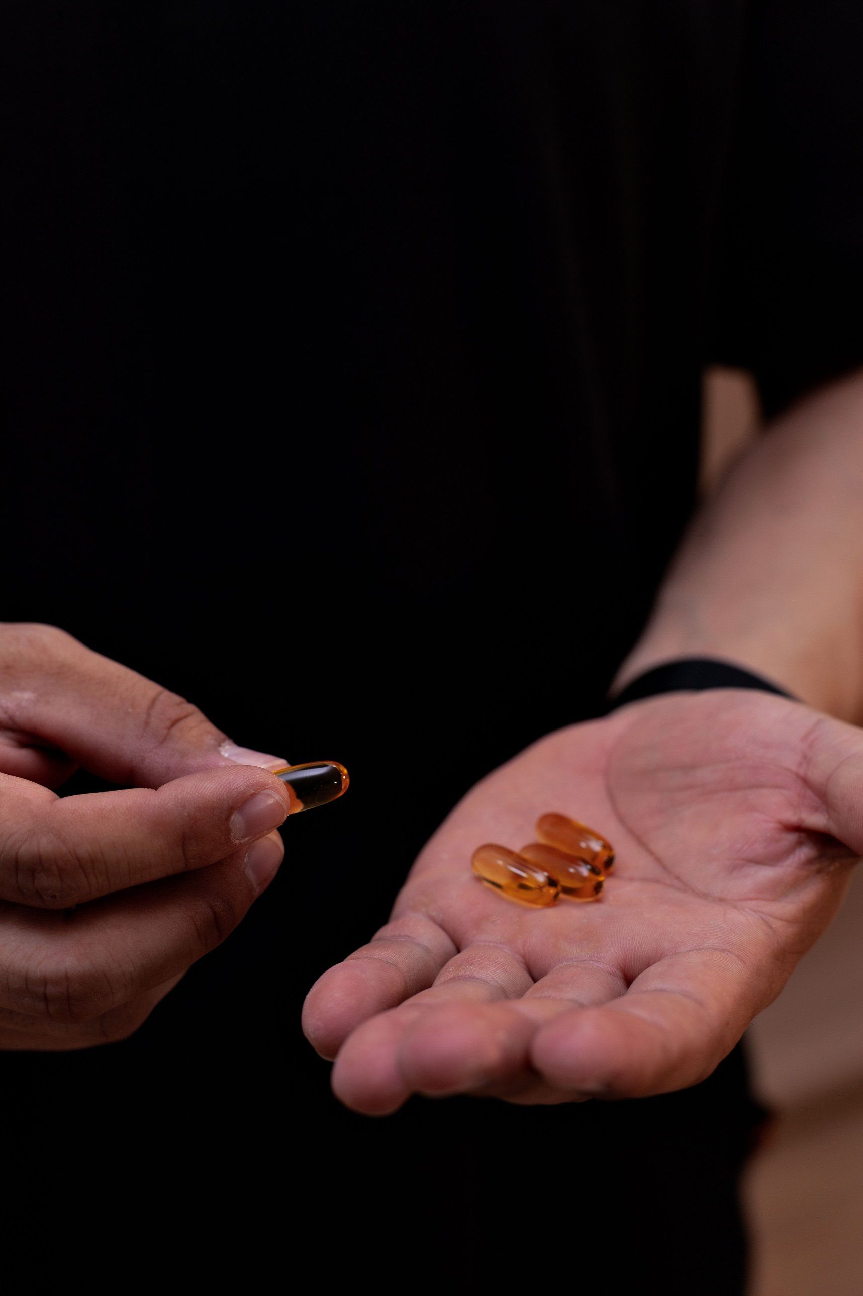 Capsule softgel nel palmo di una mano